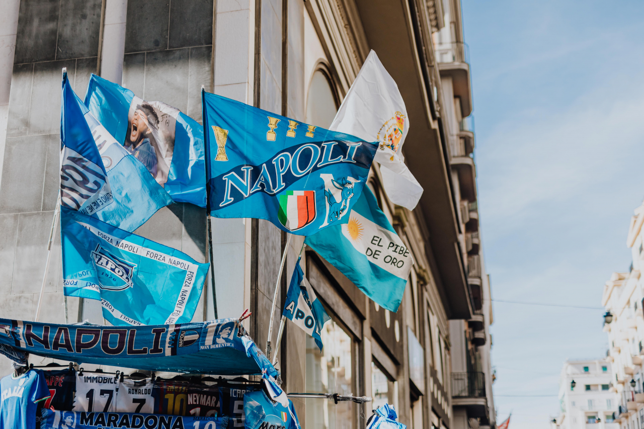 kaboompics_Stall with gadgets for fans of the football club SSC Napoli, blue flags and T-shirts